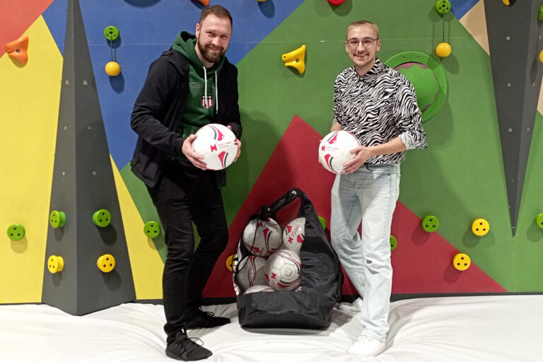 Ran an den Ball – Werbeartikel Fundora Fußball